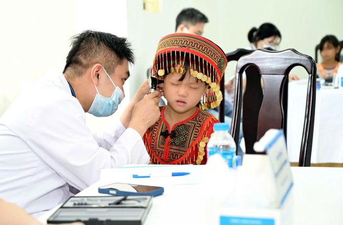 Thầy thuốc trẻ khám sức khỏe trong chương trình. Ảnh: BTC