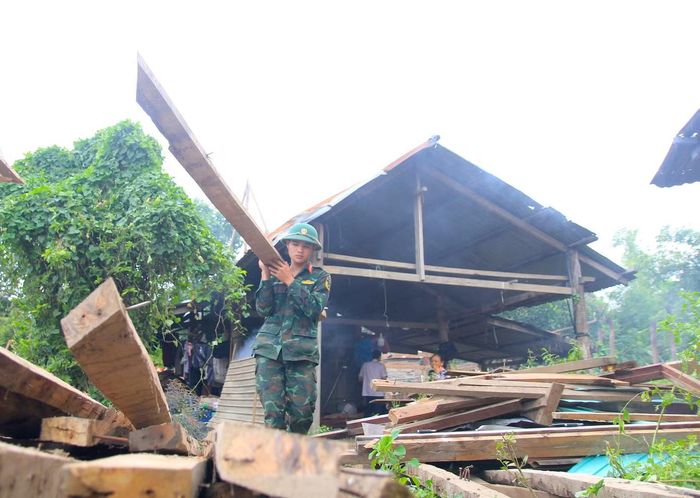 Việc vận chuyển, bốc dỡ các thanh xà gồ có đinh rất nguy hiểm.
