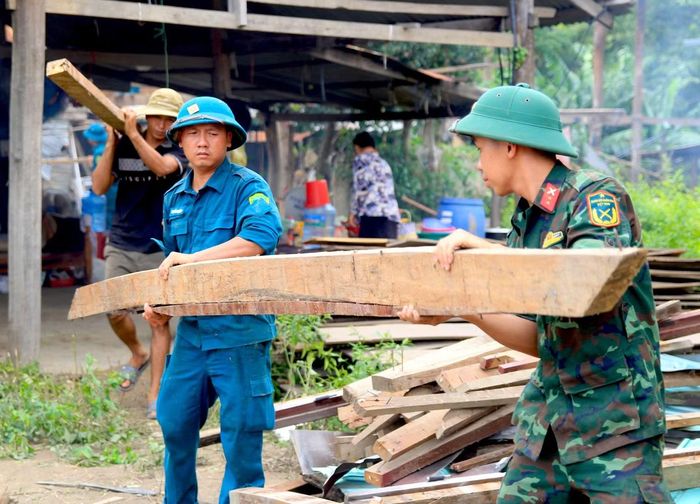 Những chiến sĩ bộ đội, dân quân tự vệ quyết tâm, đồng lòng hoàn thành công việc trước tháng 11 năm nay để bà con có nơi ở mới.
