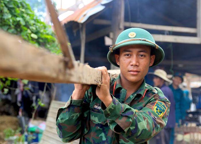 Chiến sĩ trẻ Siu Liếp vẫn rất hăng hái, nhiệt tình dù đã cả ngày làm việc mệt nhọc.