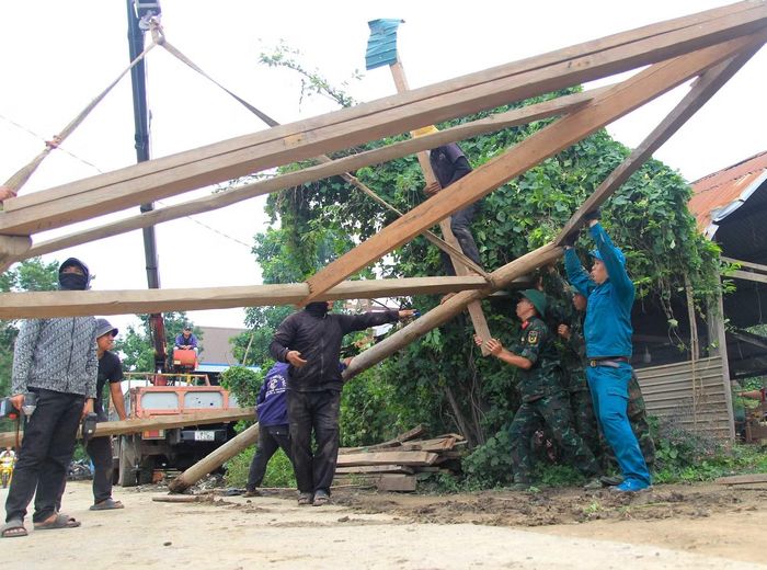 Cán bộ, chiến sĩ cùng hệ thống xe cẩu, xe tải phối hợp với địa phương và khoảng 20 xe vận chuyển miễn phí từ các tổ chức, cá nhân.