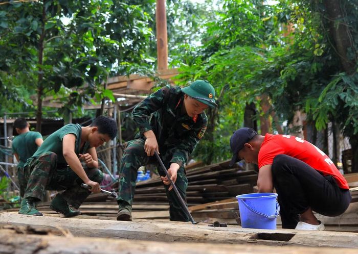 Nhờ có lực lượng bộ đội mà bà con đỡ tốn kinh phí tháo dỡ, công việc diễn ra khẩn trương, bài bản.