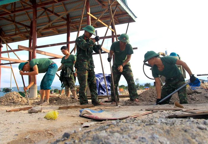 Lực lượng quân đội được chia làm hai nhóm.﻿ Một nhóm thực hiện tháo dỡ, sửa chữa nhà hư hỏng tại nơi ở cũ; nhóm còn lại hỗ trợ đào móng, dựng nhà, làm công trình phụ, hàng rào tại khu tái định cư.