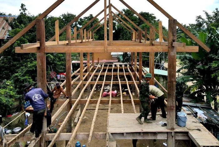  Những ngày này, 219 cán bộ, chiến sĩ của Bộ Chỉ huy Quân sự tỉnh Gia Lai giúp người dân buôn Jứ chuyển nhà về nơi ở mới, an toàn hơn. 