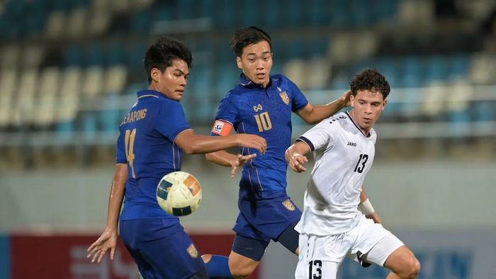 U20 Iraq (áo trắng) đã có một chiến thắng thuyết phục trước U20 Thái Lan để cán đích với ngôi đầu bảng F.