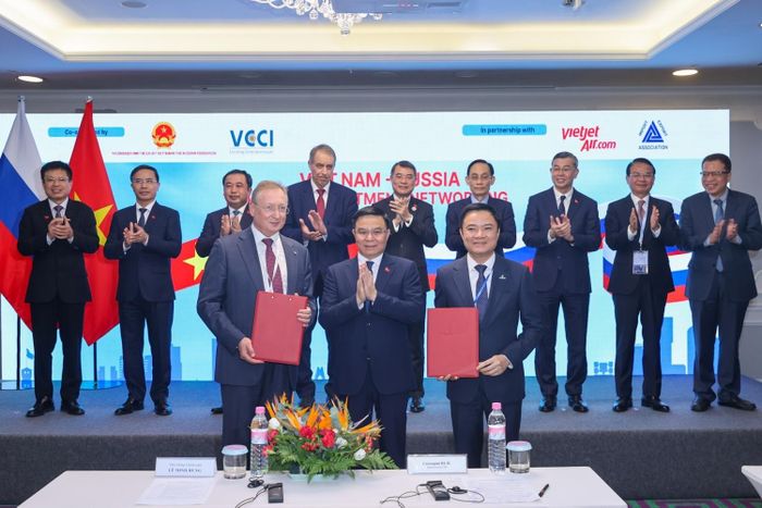 Thủ tướng Lê Minh Hưng chứng kiến trao Giấy chứng nhận đầu tư của PSC Lô 01/17&02/17, thềm lục địa Việt Nam giữa PETROVIETNAM và Tập đoàn Zarubezhneft, trong khuôn khổ chuyến công tác tham dự Hội nghị Cấp cao kỷ niệm 35 năm quan hệ ASEAN - Nga, tháng 6/2026.