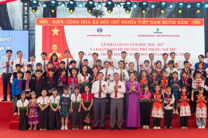 Các đại biểu, các thầy cô giáo và các em học sinh hòa chung niềm vui trên ngôi trường mới