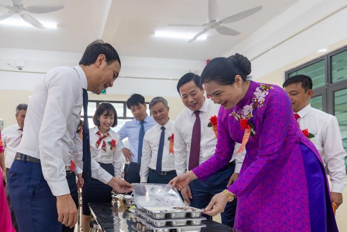 Các đại biểu khá bất ngờ khi tham quan không gian ăn ngủ tại trường.