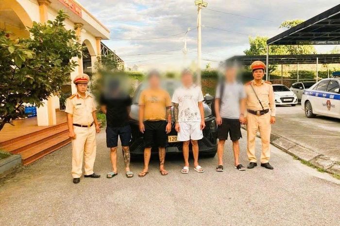 Lực lượng CSGT phát hiện phương tiện chở người nước ngoài nhập cảnh trái phép.