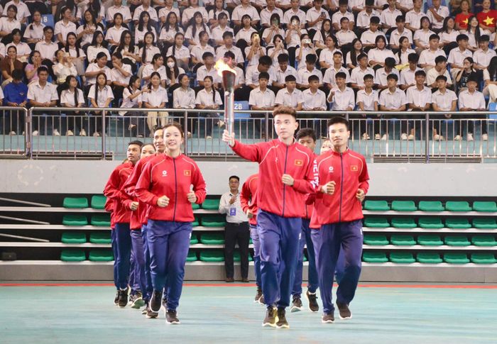 Ngọn đuốc được thắp từ Đài tưởng niệm các Anh hùng liệt sĩ tỉnh Bắc Ninh do các vận động viên tiêu biểu tỉnh Bắc Ninh rước vào đài lửa.