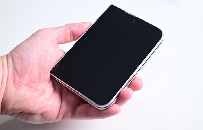 Trên tay mô hình giả của mẫu iPhone Ultra màn hình gập được đồn đoán. Ảnh: AppleInsider