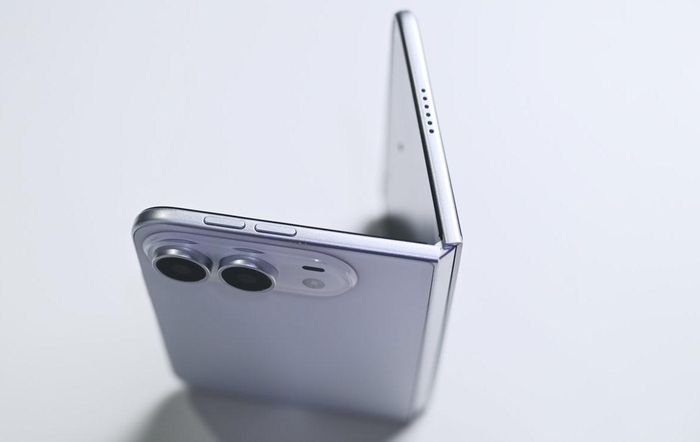 Các nút âm lượng và loa ở cạnh trên của mẫu iPhone gập được đồn đoán qua hình ảnh mô hình giả. Ảnh: AppleInsider