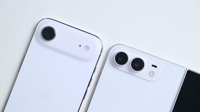 So sánh cụm camera của iPhone Air thật (trái) và mô hình giả của mẫu iPhone gập (phải). Ảnh: AppleInsider