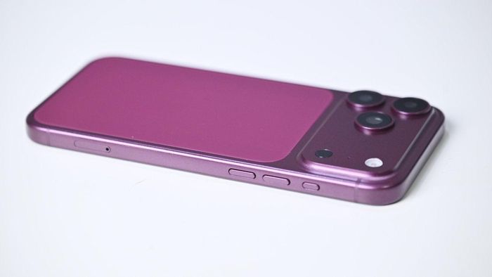 Mô hình giả iPhone 18 Pro Max được đồn đoán với màu đỏ anh đào sẫm. Ảnh: AppleInsider