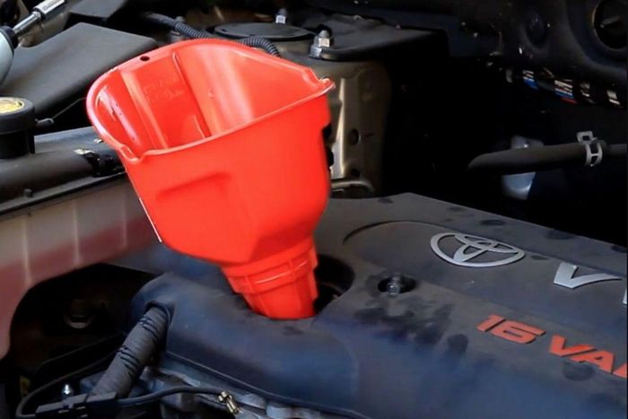 Tình trạng tiêu hao dầu quá mức thường gặp ở đời xe RAV4 2007-2008. Ảnh: iFixit