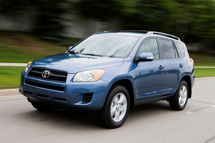 NHTSA từng ghi nhận các chiến dịch triệu hồi đối với RAV4 đời 2006-2010 do thảm sàn không phù hợp. Ảnh: Toyota
