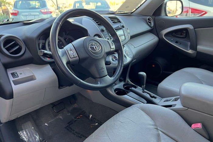 Toyota RAV4 2007 là một trong những đời xe có nhiều phản ánh về hệ thống lái. Ảnh: American Motors