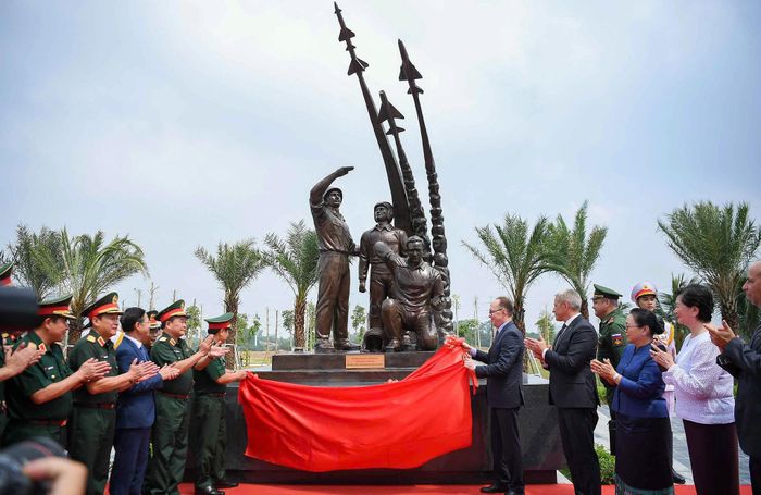 Lãnh đạo Bộ Quốc phòng và Đại sứ Nga cùng các đại biểu thực hiện nghi thức khánh thành cụm tượng chuyên gia quân sự Liên Xô tại Bảo tàng Lịch sử Quân sự Việt Nam hồi cuối tháng 8/2025