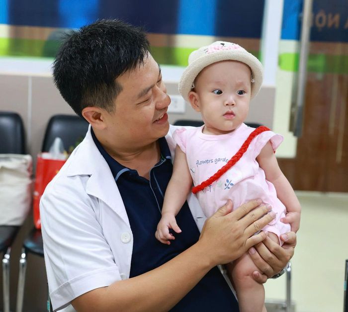 ThS.BS Trương Minh Phương bế em bé sau 11 tháng chào đời khỏe mạnh. Ảnh: Tuấn Thành 