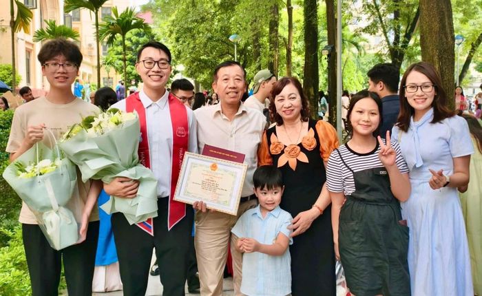 Tuấn bên gia đình trong ngày tốt nghiệp. Ảnh: NVCC
