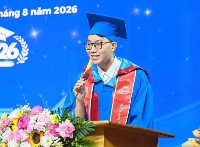 Anh Tuấn đại diện các tân bác sĩ phát biểu trong lễ tốt nghiệp. Ảnh: NVCC