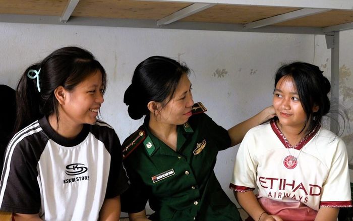 Cán bộ Đồn Biên phòng Môn Sơn hướng dẫn kỹ năng sống cho học sinh nữ tại mô hình “Đồng hành cùng ký túc xá vùng biên”