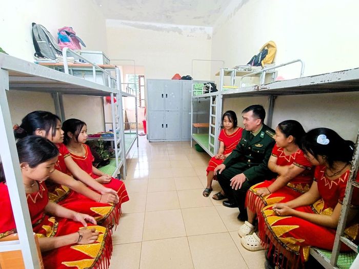 Từ nhiều năm nay, cán bộ Biên phòng như người cha đỡ đầu cho các em học sinh người DTTS ở vùng biên giới Nghệ An