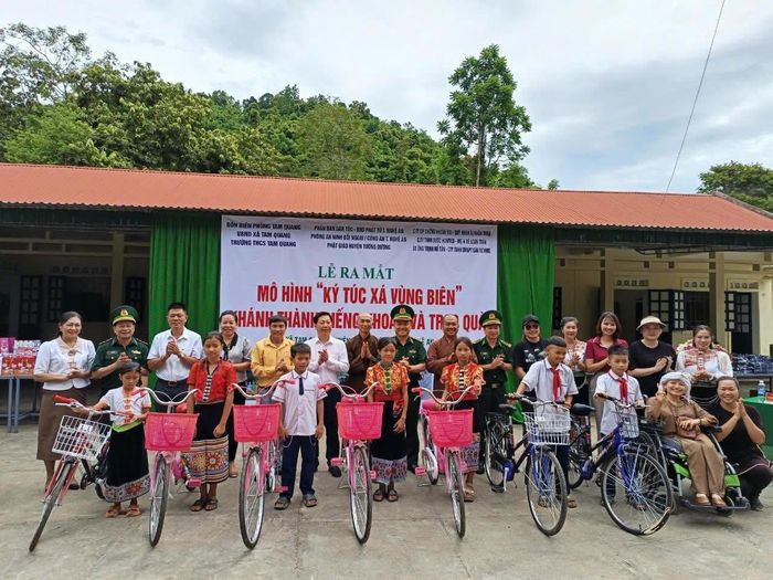 Từ hiệu quả và ý nghĩa nhân văn của mô hình “Đồng hành cùng ký túc xá vùng biên”, nhiều tổ chức, cá nhân, nhà hảo tâm đã giúp đỡ ủng hộ vật chất, kinh phí, từng bước cải thiện điều kiện sinh hoạt cho học sinh vùng biên giới