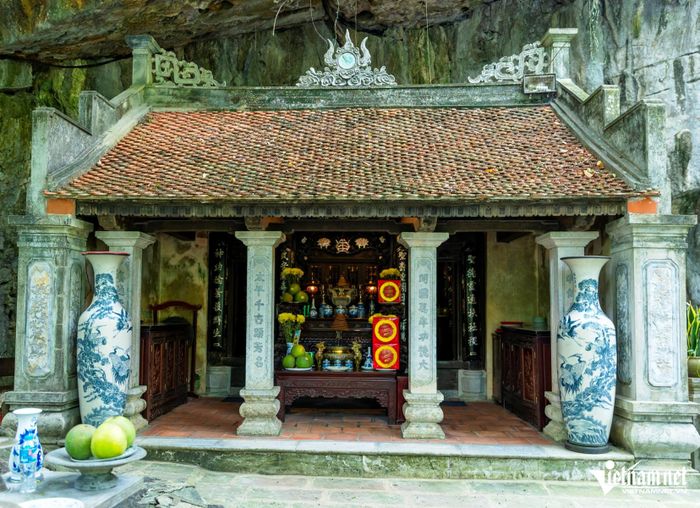 Phủ Khống là điểm đến tâm linh nằm giữa non nước Tràng An. Ảnh: T.A