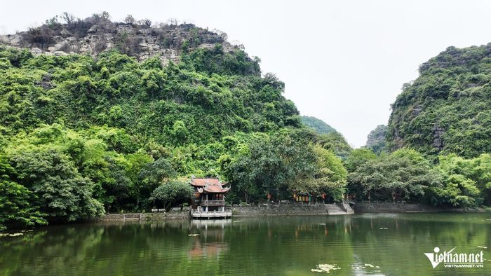 Phủ Khống được xây dựng trên khu đất bằng phẳng dưới chân núi Vồng Cung và núi Sơn Dương. Ảnh: T.A