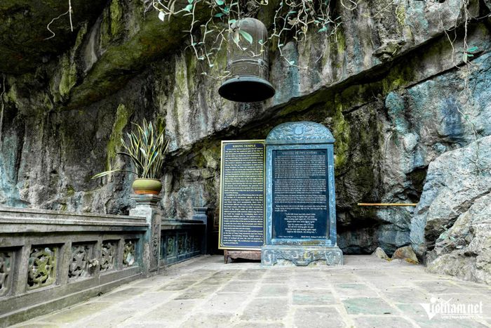 Theo văn bia tại Phủ Khống thờ Đinh Công Tiết Chế và thờ 7 vị công thần nhà Đinh. Ảnh: T.A
