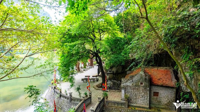 Phủ quay về hướng Đông Nam, nằm dưới vòm núi đá, được dựng bằng đá và gỗ theo kiến trúc chữ Đinh. Ảnh: T.A