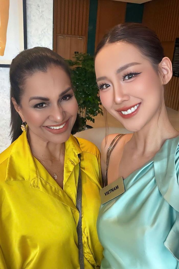 Bảo Ngọc thân thiện với các thí sinh và giám khảo Miss World.