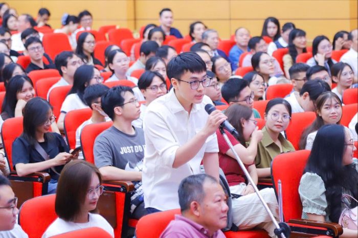 Một bác sĩ nội trú K50 hô tên chuyên ngành lựa chọn trong Matching Day 2025. Ảnh: HMU