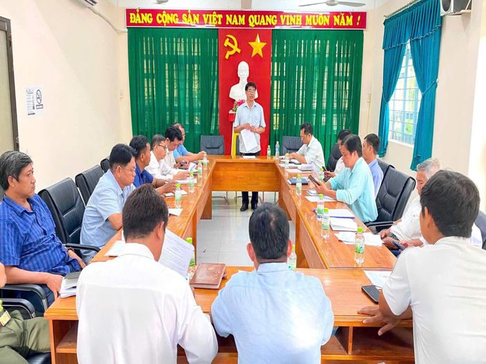 Lãnh đạo UBND xã Tri Tôn chủ trì buổi làm việc, ra quyết định xử phạt chủ quán cà phê Lưng Chừng. Ảnh: UBND xã Tri Tôn