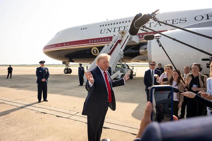 Tổng thống Mỹ Donald Trump và chuyên cơ Không lực Một. Ảnh: NYT