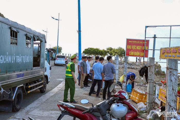 Đoàn của UBND phường Bắc Nha Trang kiểm tra tình trạng buôn bán tự phát trên đèo Lương Sơn, chiều 5/9. Ảnh: Xuân Ngọc