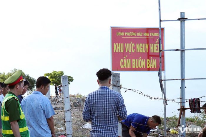 Lực lượng chức năng đặt biển cảnh báo nguy hiểm, cấm buôn bán trên tuyến đèo Lương Sơn. Ảnh: Xuân Ngọc