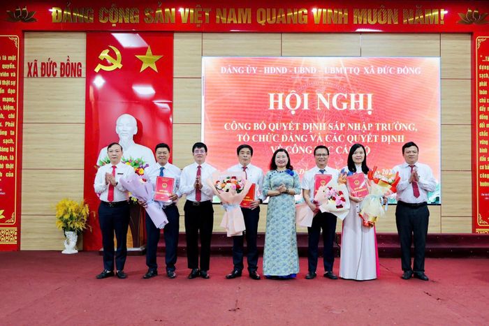 Xã Đức Đồng công bố các quyết định về sắp xếp, tổ chức lại các cơ sở giáo dục công lập và công tác cán bộ tại các trường học trên địa bàn. Ảnh: Xã Đức Đồng
