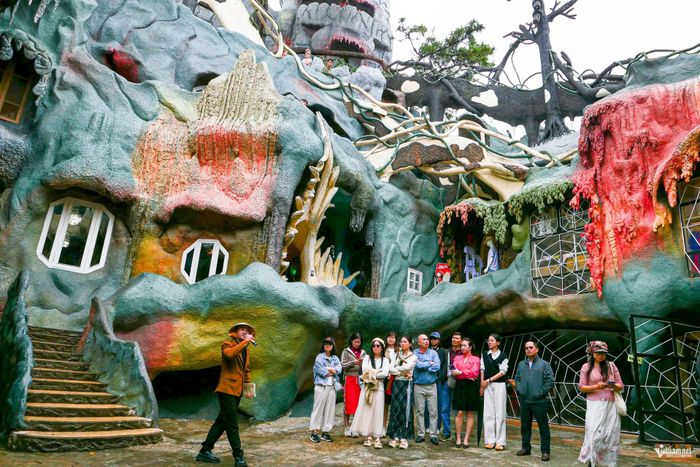 Du khách tham quan biệt thự Hằng Nga. Ảnh: Linh Trang