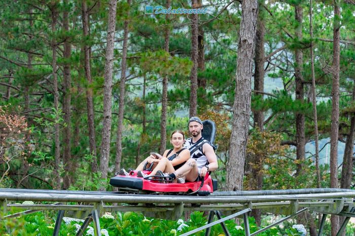 Du khách quốc tế trải nghiệm thể thao mạo hiểm tại Thác Datanla. Ảnh: Dalatourist