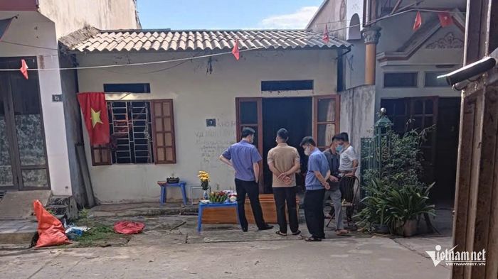 Lực lượng chức năng khám nghiệm hiện trường. Ảnh: AS