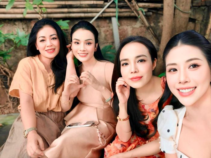 Sao Việt 6/9: Ca sĩ Anh Thơ đăng ảnh họp mặt thân thiết bên ca sĩ Lan Anh, Tân Nhàn và Bảo Yến. "Thu về rồi. Hà Nội dịu dàng quá. Và lòng người cũng chợt bình yên hơn", chị viết.