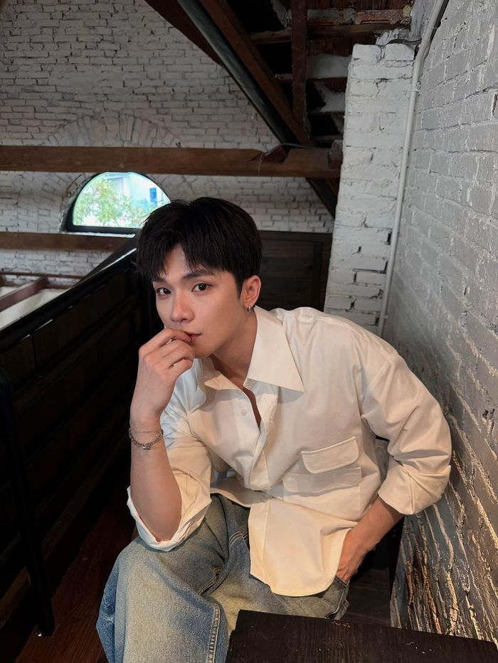 Ca sĩ Vương Bình mặc đơn giản đi uống cà phê.