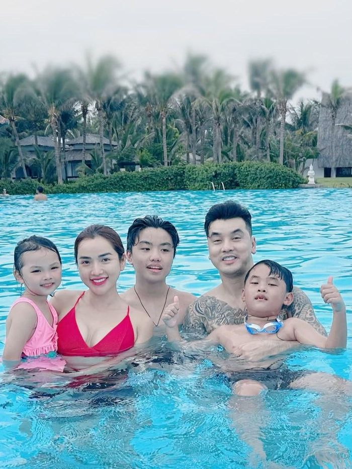 Bức ảnh gia đình được ca sĩ Ưng Hoàng Phúc trân trọng, dùng làm ảnh nền điện thoại.