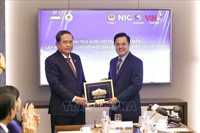  Chủ tịch Quốc hội Trần Thanh Mẫn tặng quà lưu niệm cho Mạng lưới Đổi mới sáng tạo và chuyên gia Việt Nam tại Hàn Quốc. Ảnh: Doãn Tấn/TTXVN