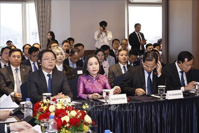 Phó Thủ tướng Hồ Quốc Dũng, Phó Chủ tịch Quốc hội Nguyễn Thị Thanh và thành viên đoàn Việt Nam tham dự cuộc gặp gỡ những người bạn Hàn Quốc. Ảnh: Doãn Tấn/TTXVN