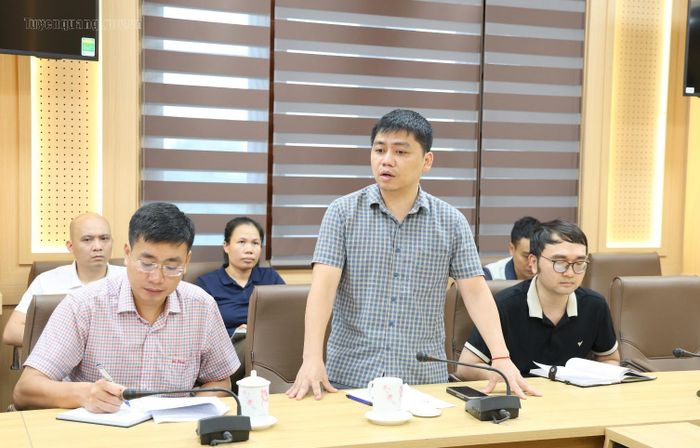 Đại diện đơn vị thi công báo cáo tại buổi làm việc. Ảnh: Cổng TTĐT Tuyên Quang