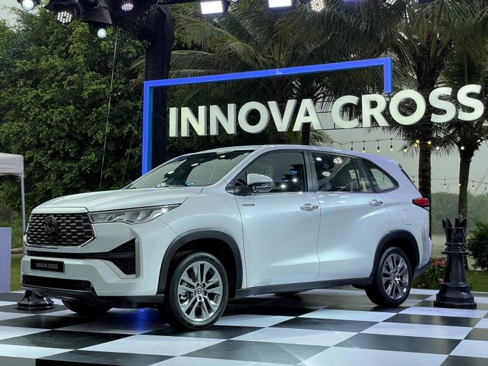 Toyota Innova Cross lần đầu được hãng khuyến mại 50% lệ phí trước bạ. Ảnh: TMV