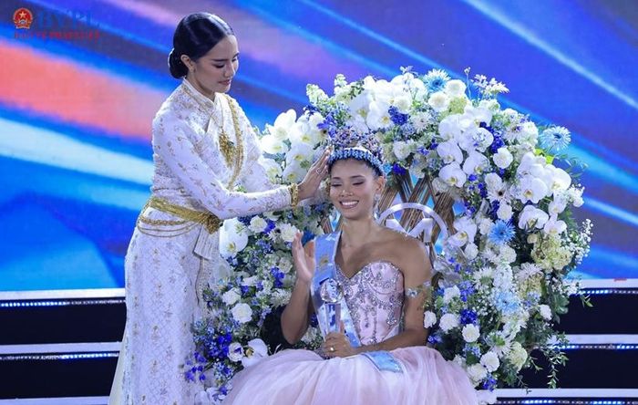 Khoảnh khắc Hoa hậu Thế giới 2025 Opal Suchata trao vương miện luân phiên cho tân Hoa hậu Thế giới 2026. Ảnh: NH.